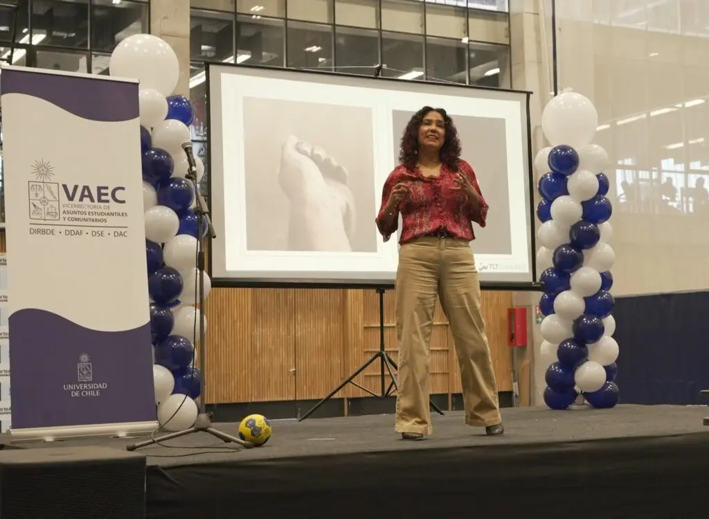 Ximena Adonis facilitando una charla en vivo